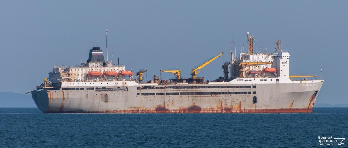 Плавбаза Содружество Владивосток