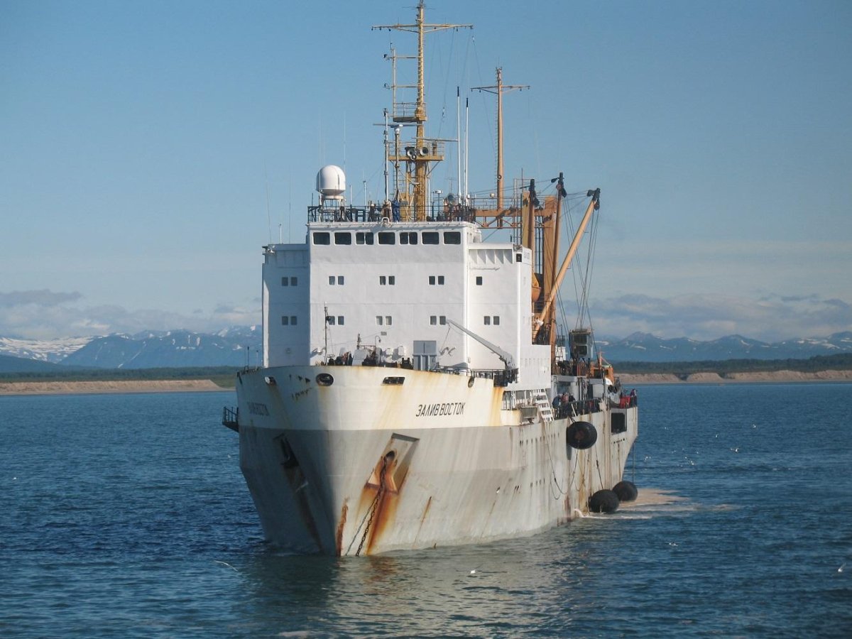 Плавбаза залив Восток