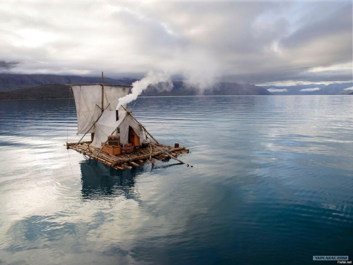 Плот с парусом