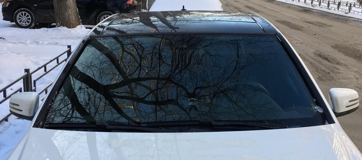 Лобовое стекло автомобиля снаружи