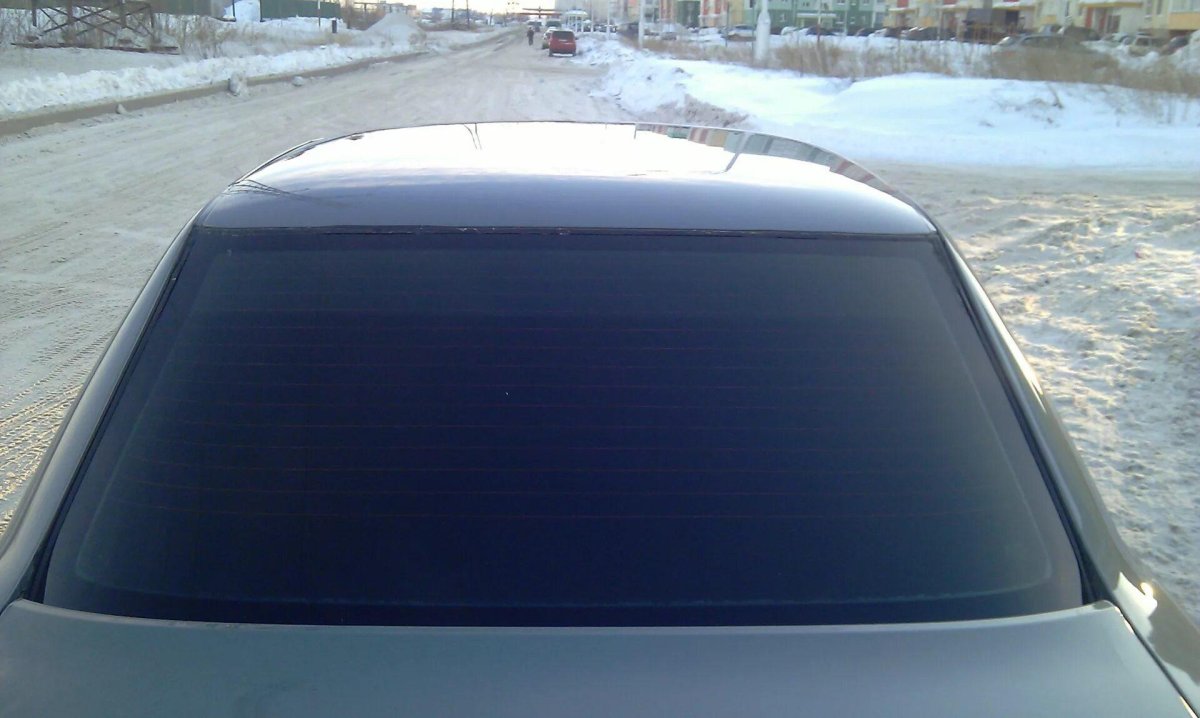 Заднее стекло ВАЗ 2170 на машине седан