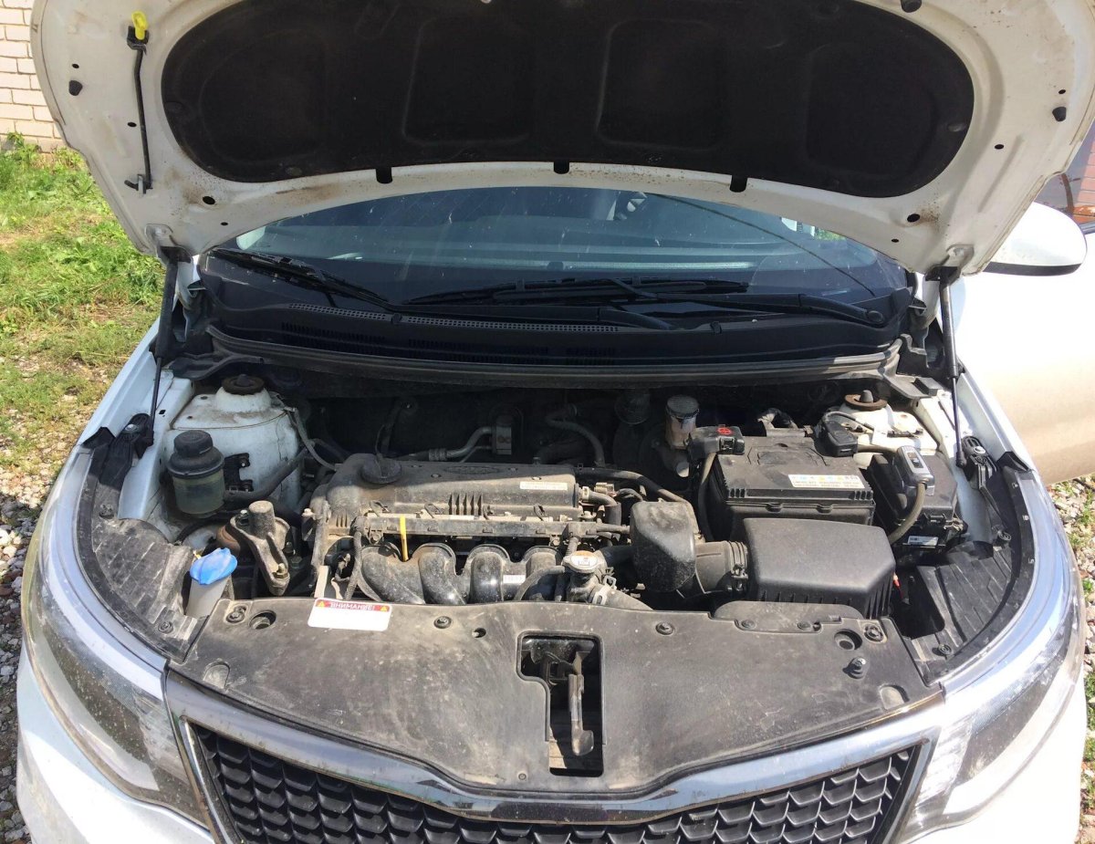 Под капотное простраснто Кио Рио 3