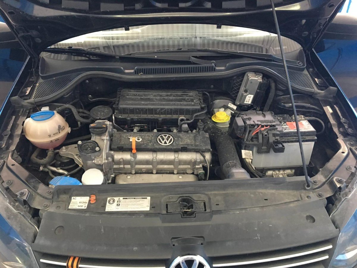 Моторный отсек Фольксваген поло