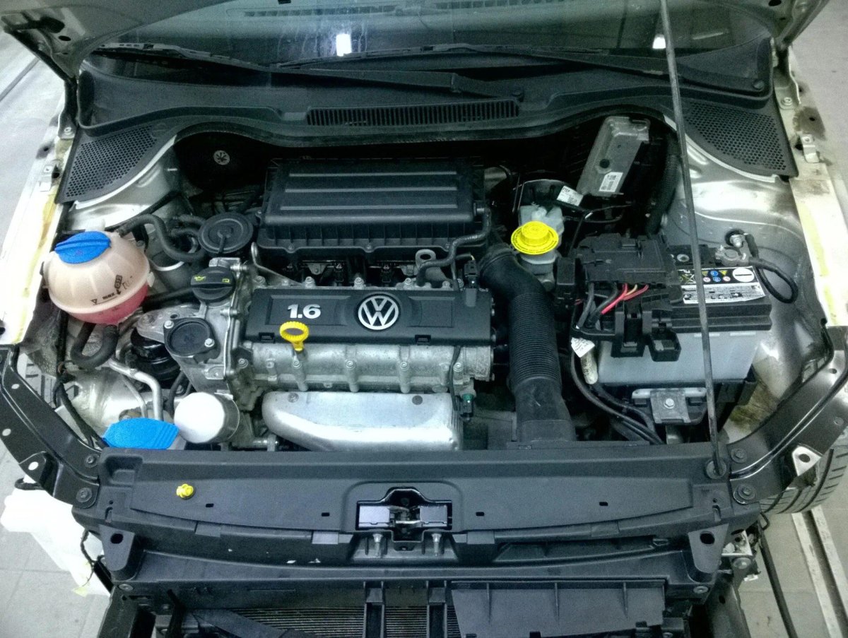 Моторный отсек Фольксваген поло