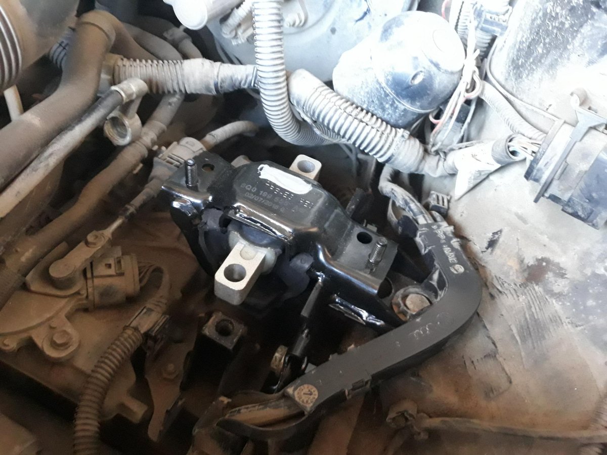 Подушка двигателя Фольксваген поло седан 1.6