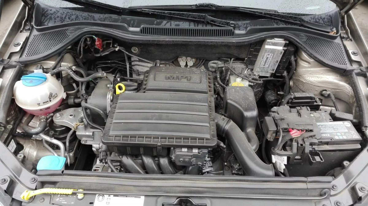 Подкапотное пространство поло седан 1.6