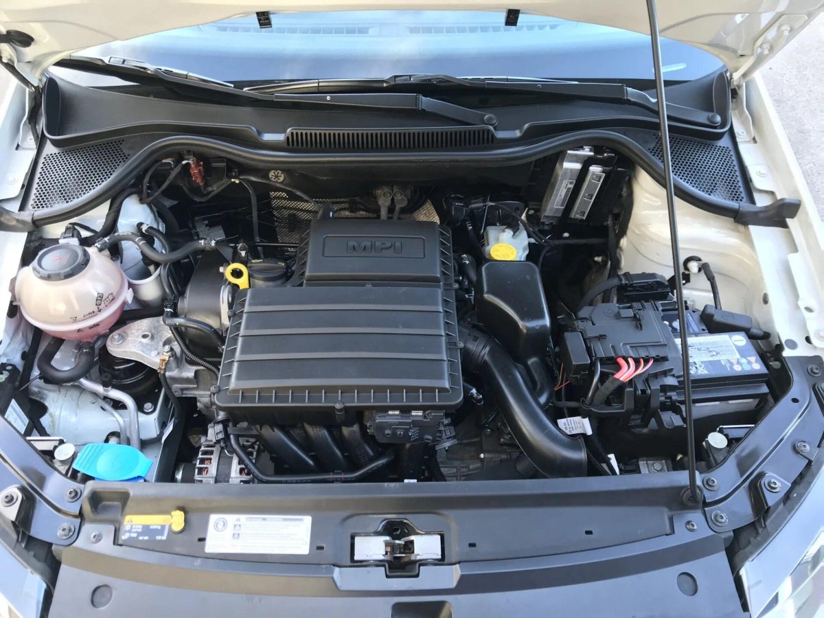 Моторный отсек Фольксваген поло