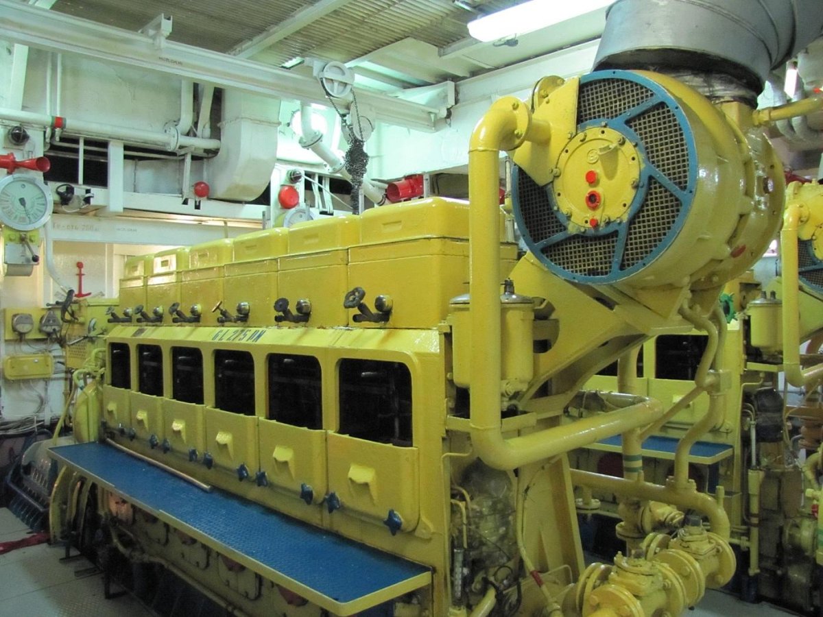Кран Кировец машинное отделение