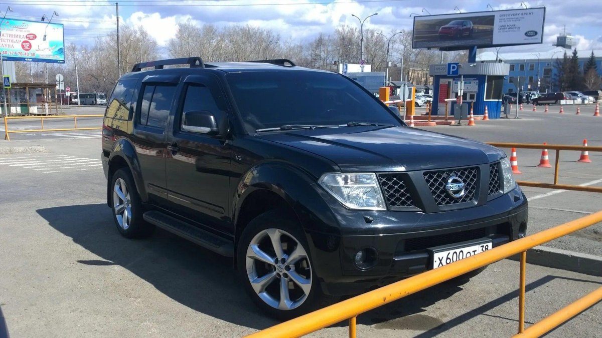 Nissan Pathfinder черный тонированный