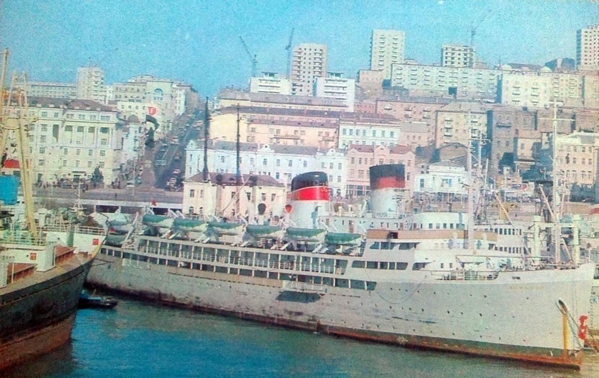 Теплоход Советский Союз Владивосток