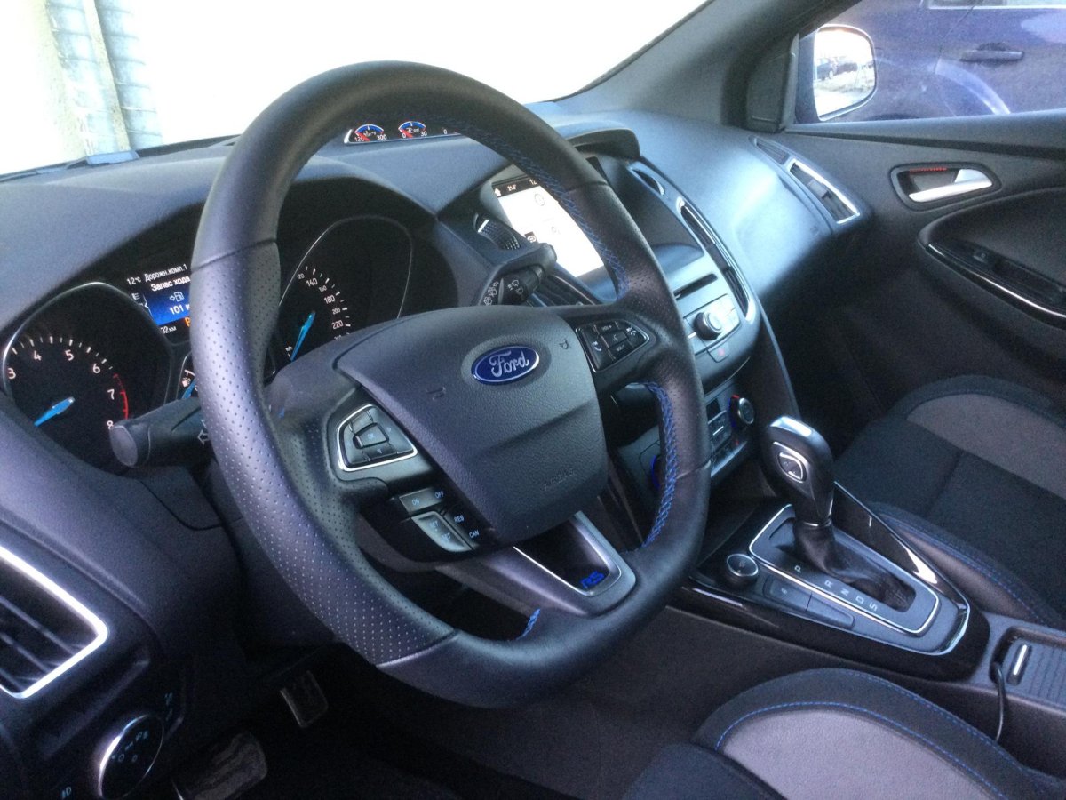 Форд фокус 3 хэтчбек черный салон