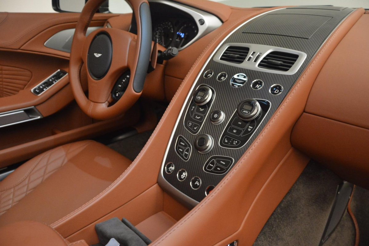 Астон Мартин Vanquish салон