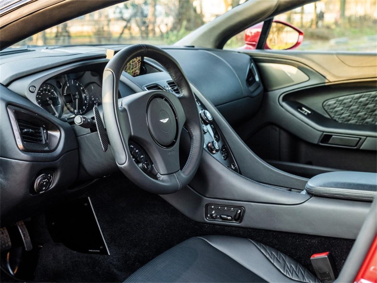 Aston Martin Vanquish интерьер