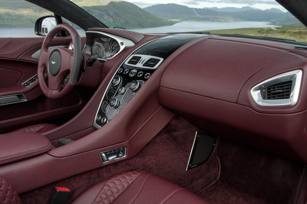 Астон Мартин салон