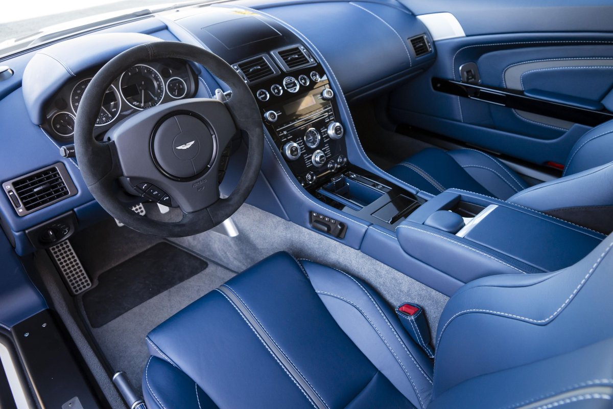Aston Martin v12 Vantage салон