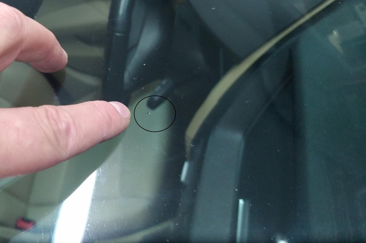 Маленький скол на лобовом стекле