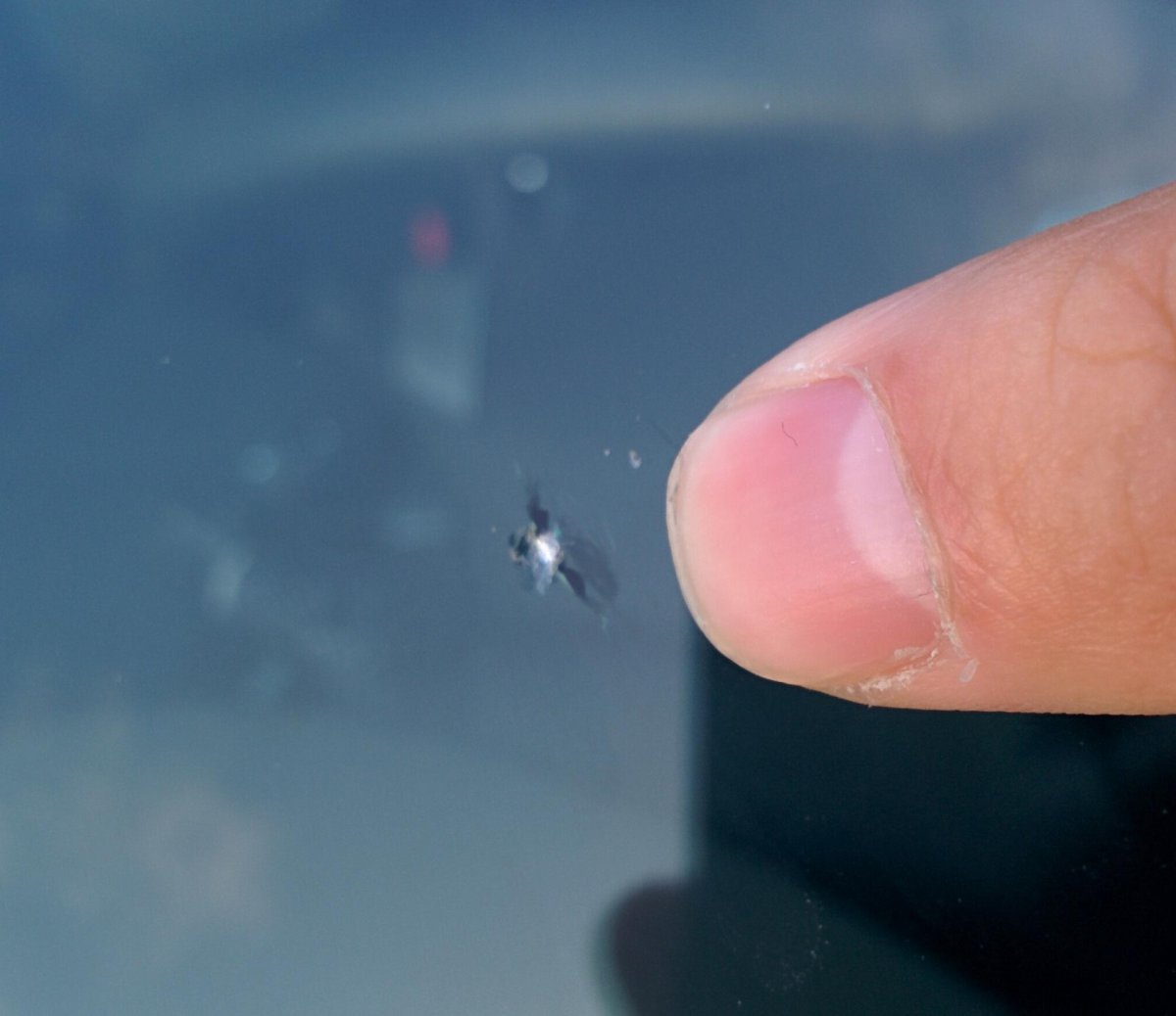 Скол на стекле