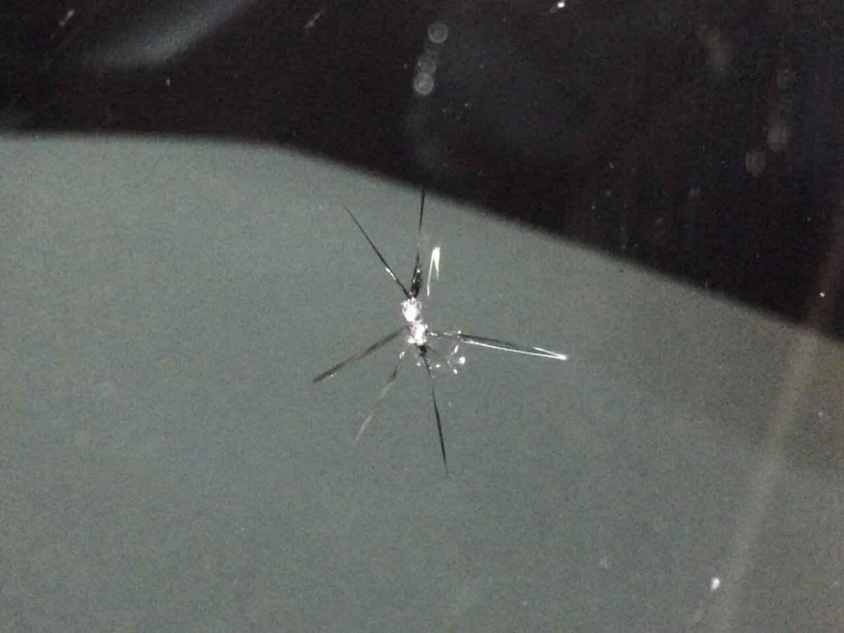 Скол на стекле