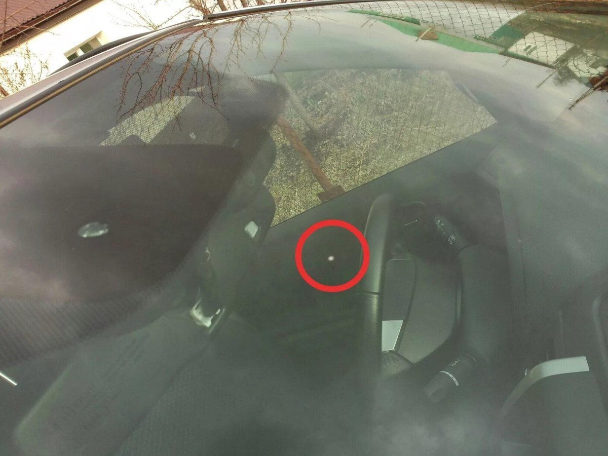 Скол от камня на лобовом стекле