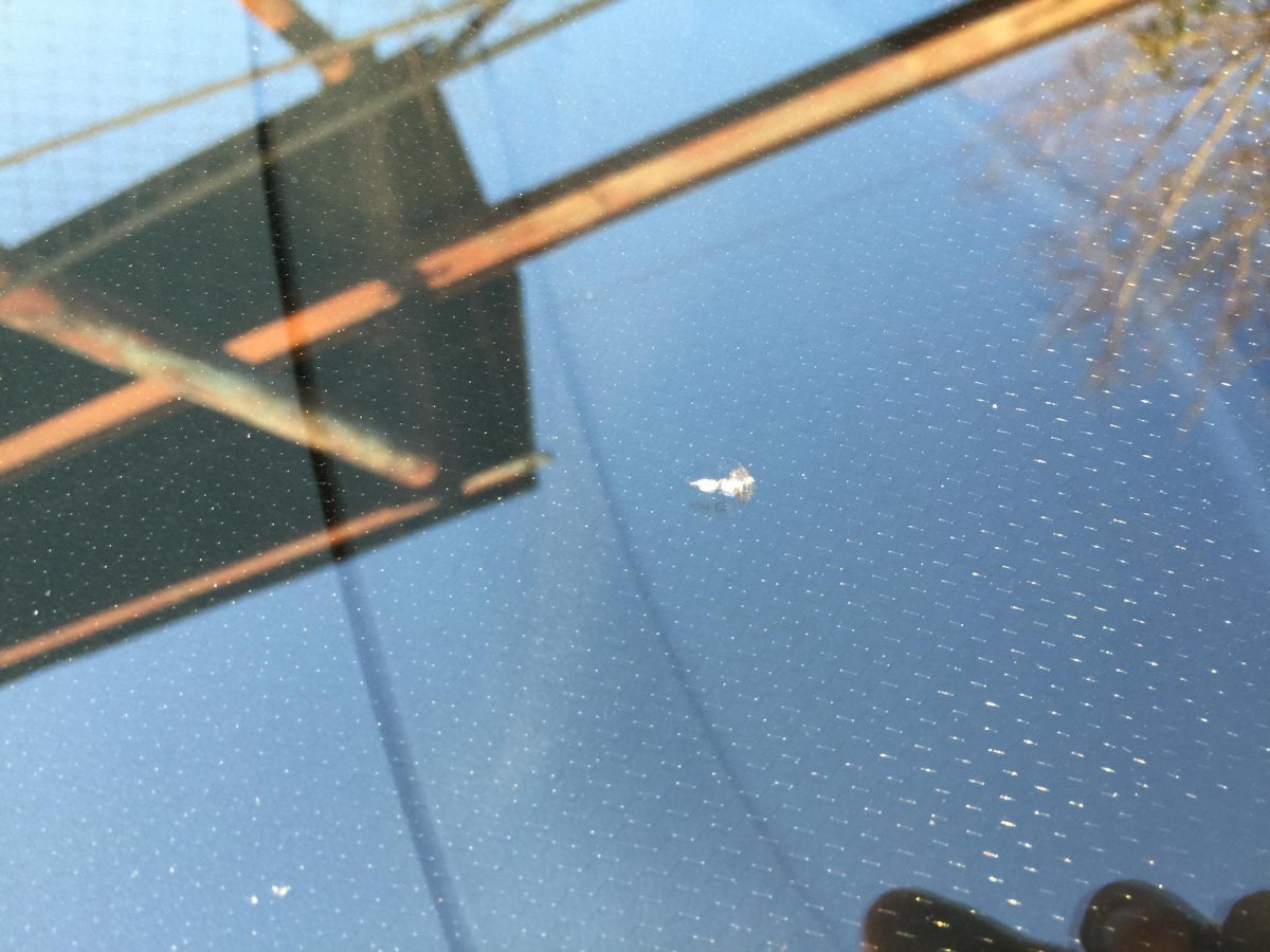 Мелкие сколы на лобовом стекле