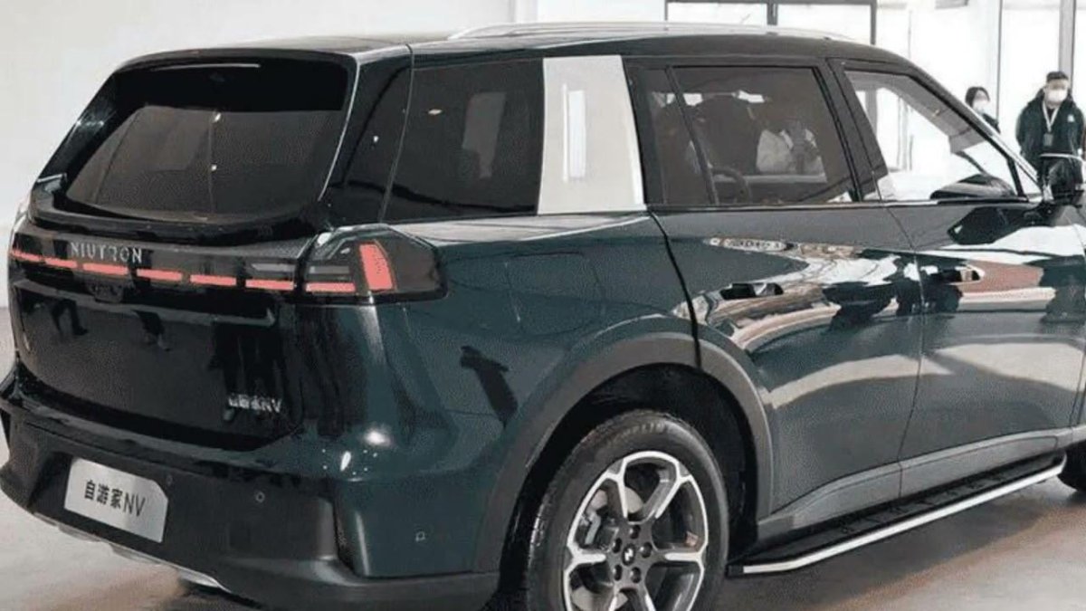 Китайский автомобиль с необычной оптикой