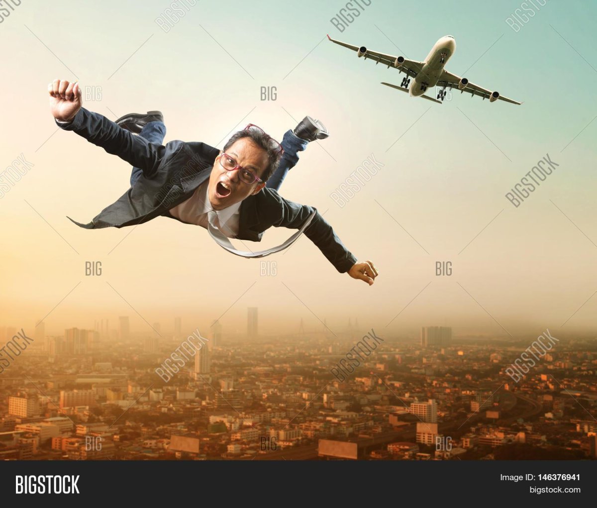 Человек выпрыгивает из самолёта