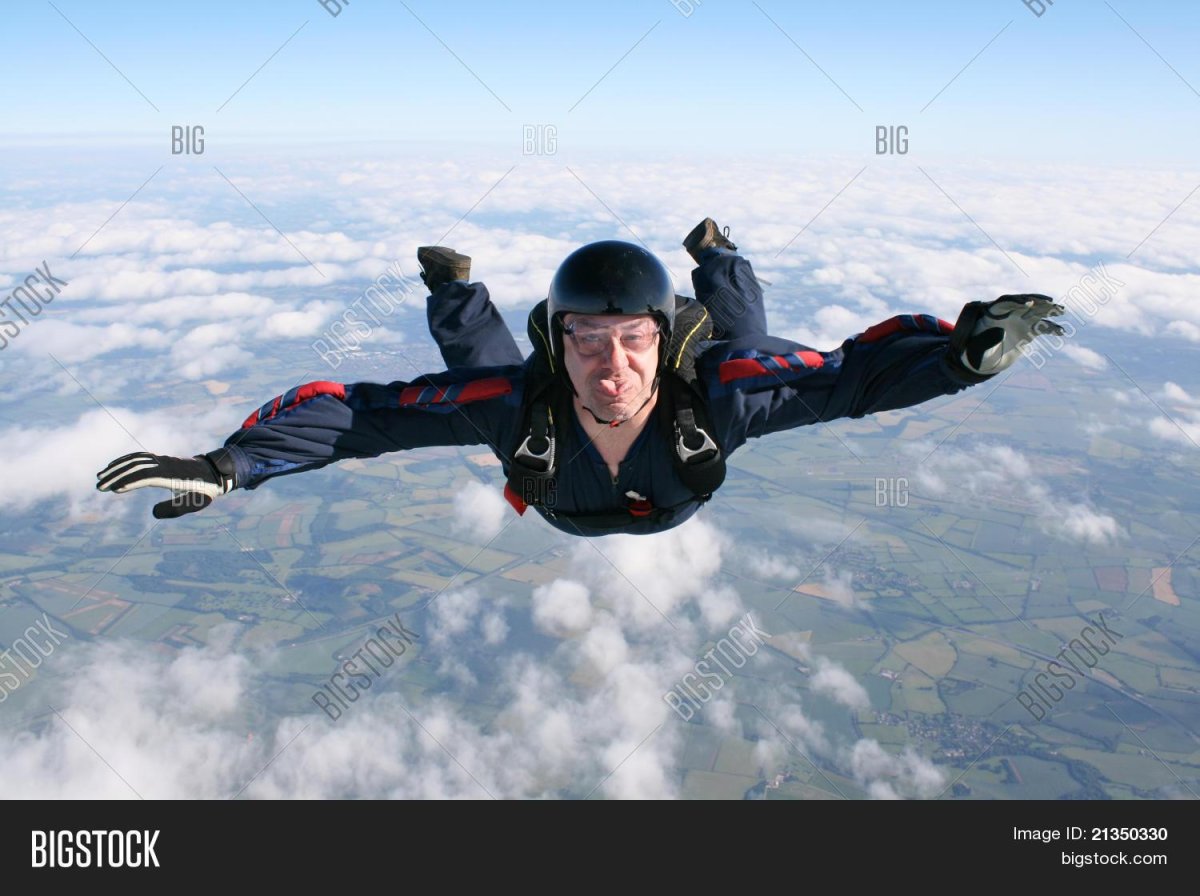 Человек с парашютом