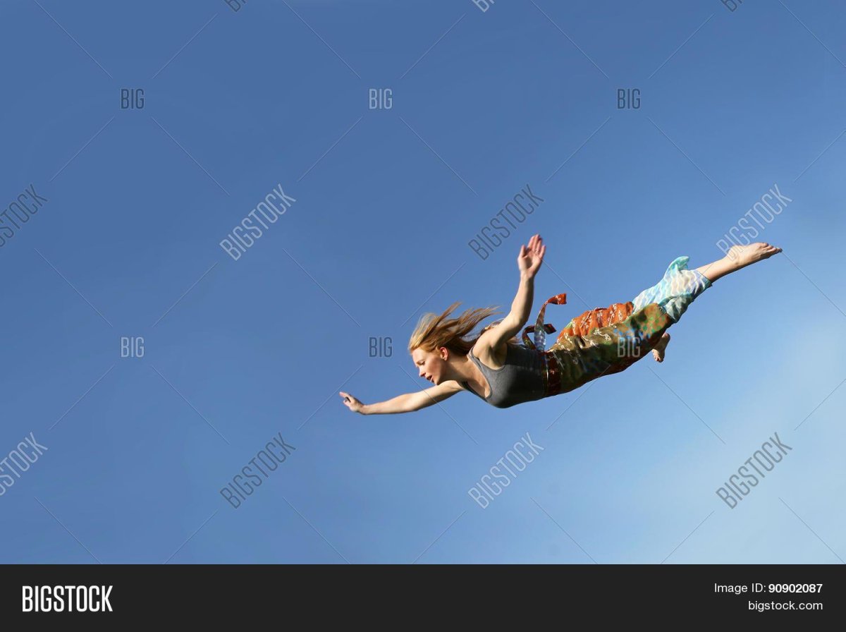 Человек летает в воздухе