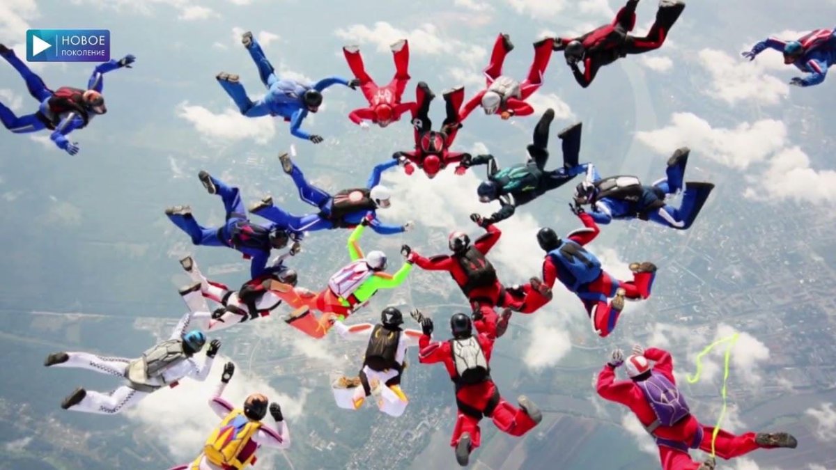 Фигуры парашютистов в воздухе