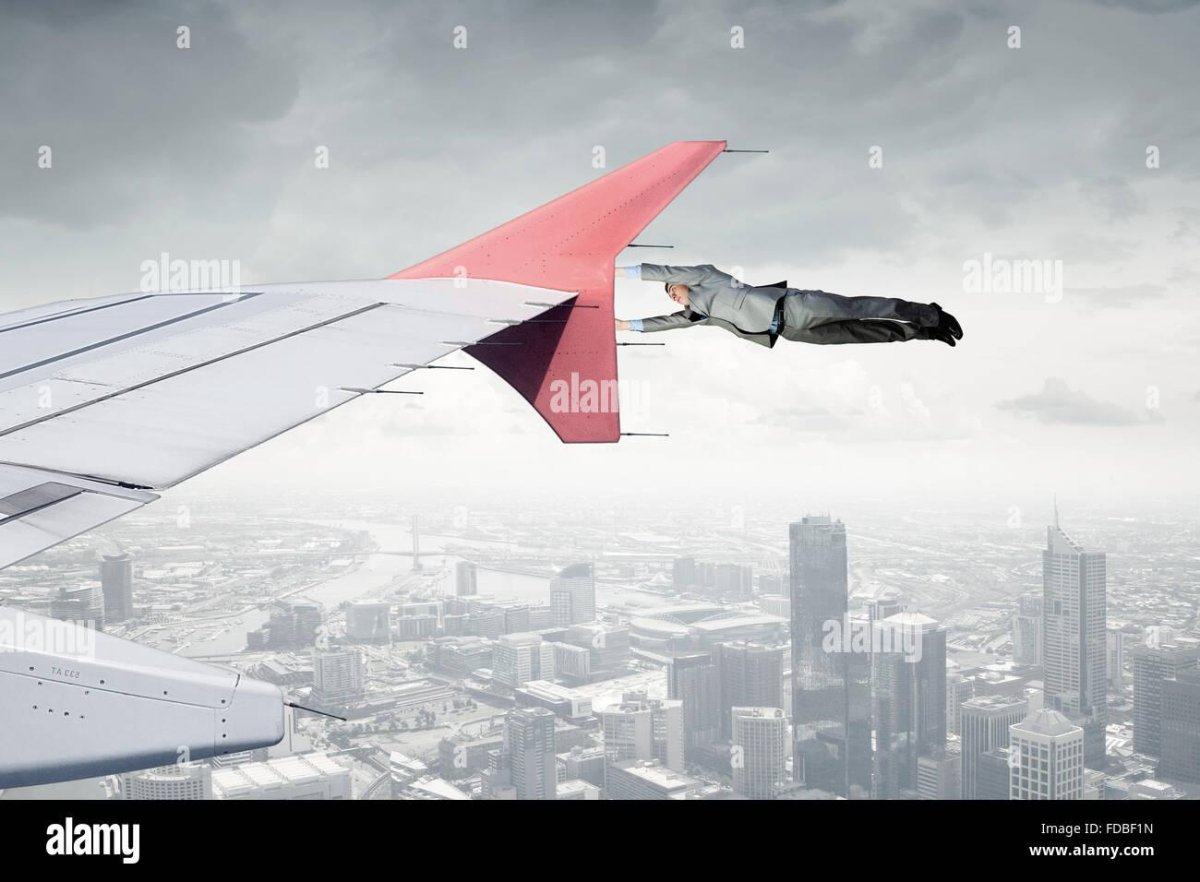 Самолет с крыльями на крыше