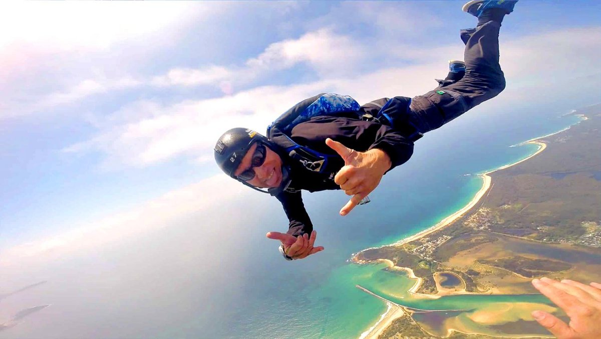 Человек прыгает с парашютом