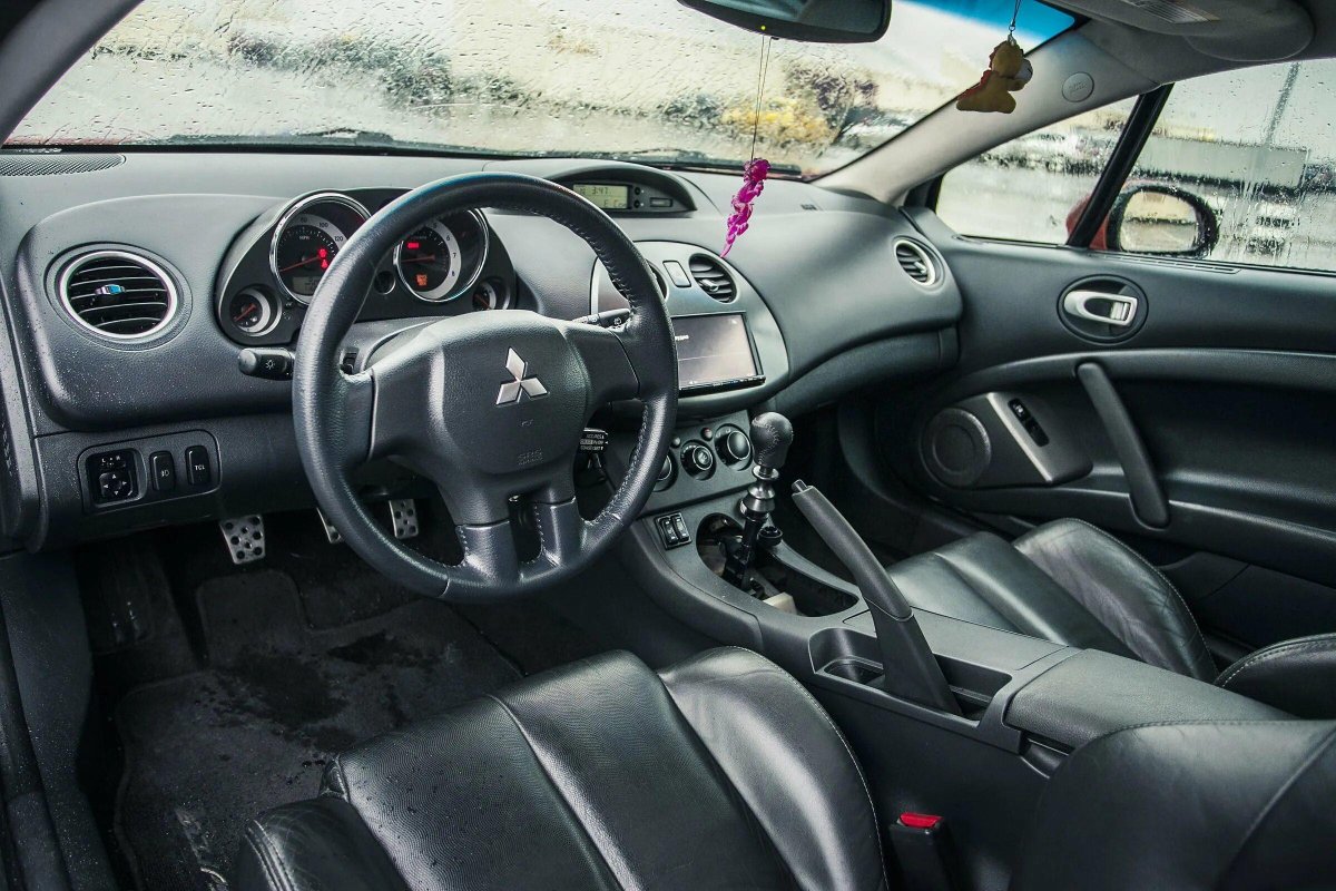 Митсубиси Эклипс 2008 салон