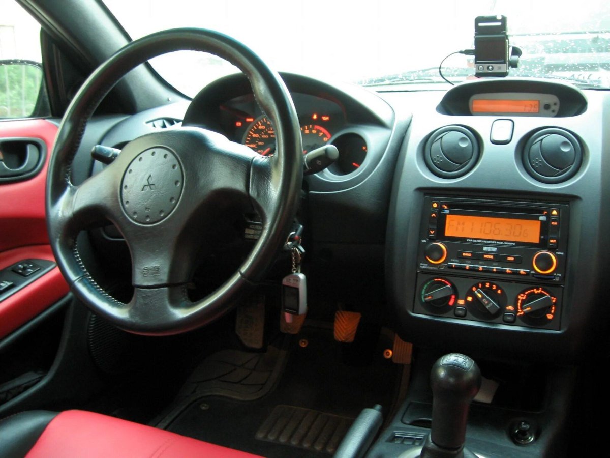 Mitsubishi Eclipse 2003 салон