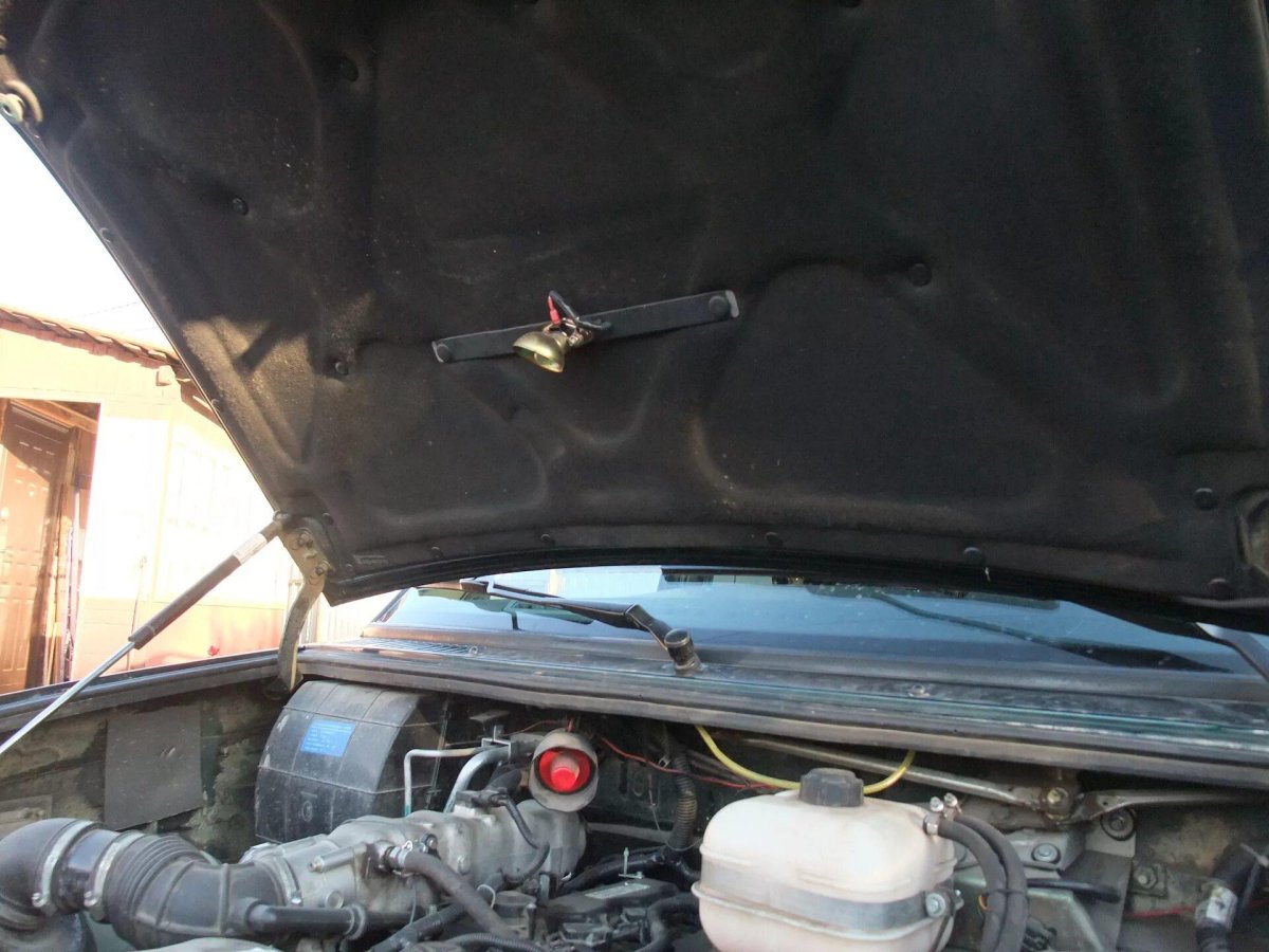 УАЗ Патриот 2009 подкапотное пространство