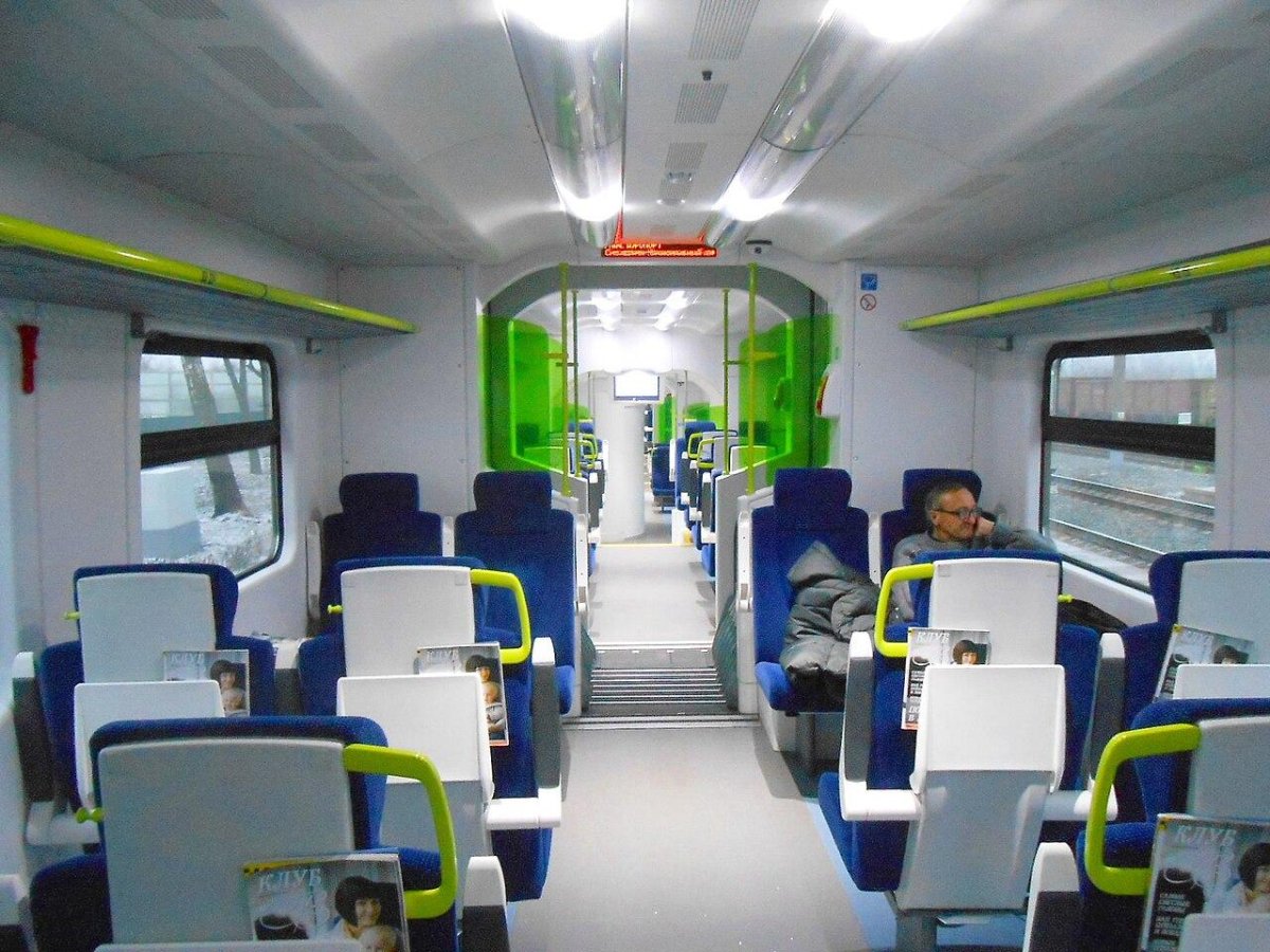 Штадлер поезд салон