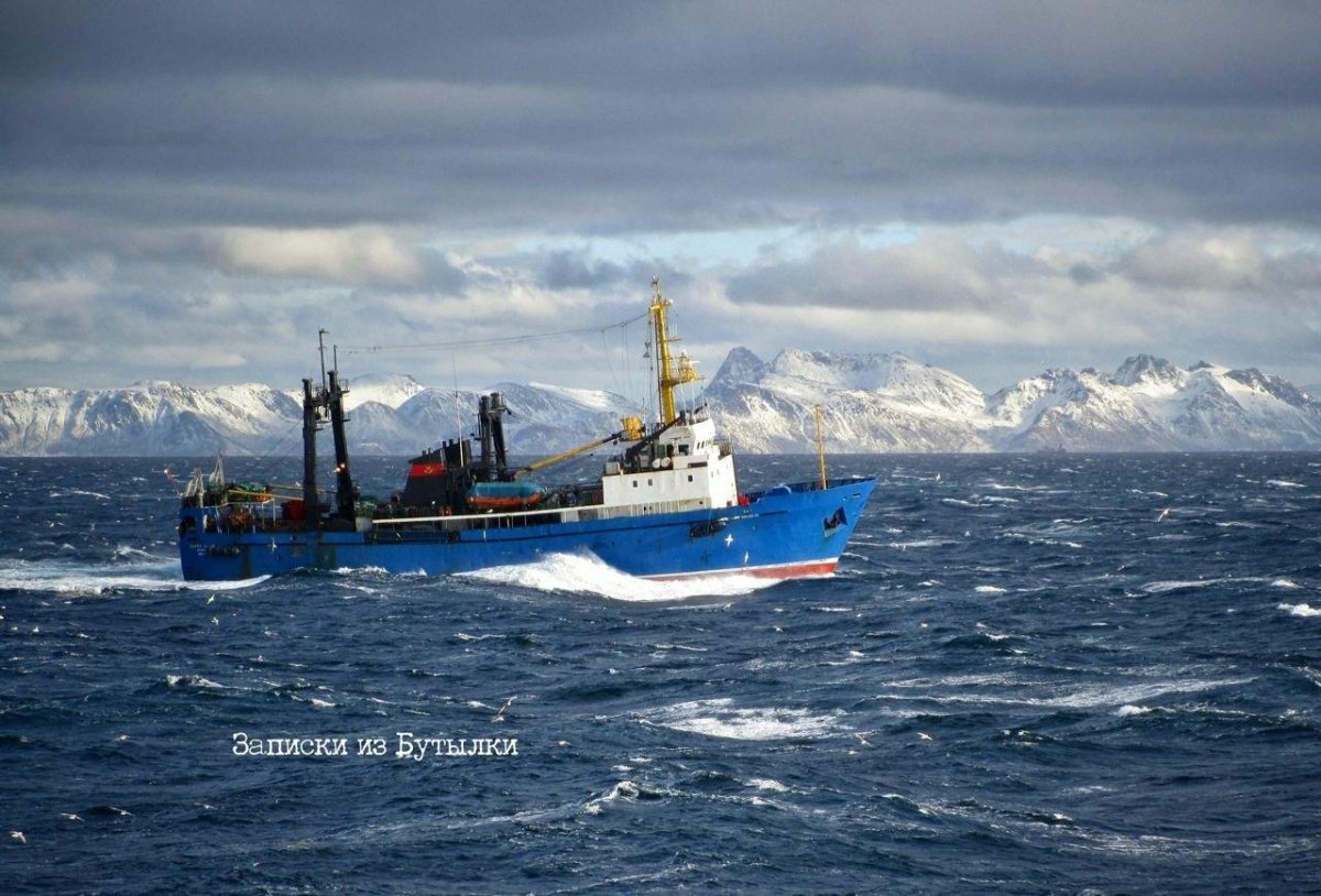 Рыболовецкий траулер Баренцево море