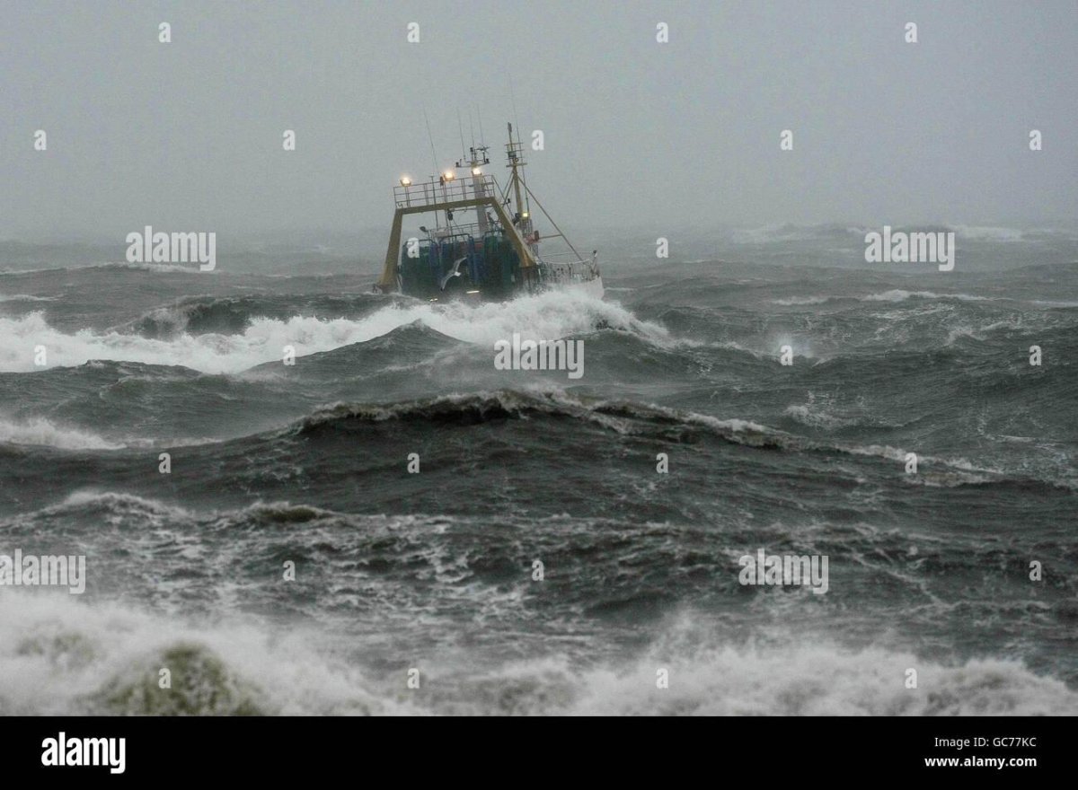 Охотское море шторм