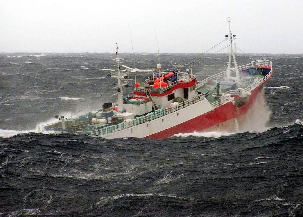 Траулер в шторм