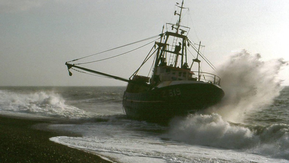 Шторм потопил рыболовные суда