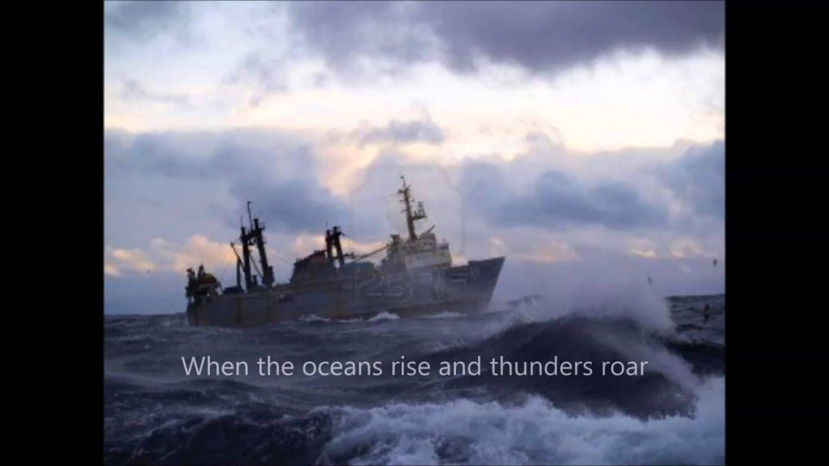 Рыболовный сейнер шторм