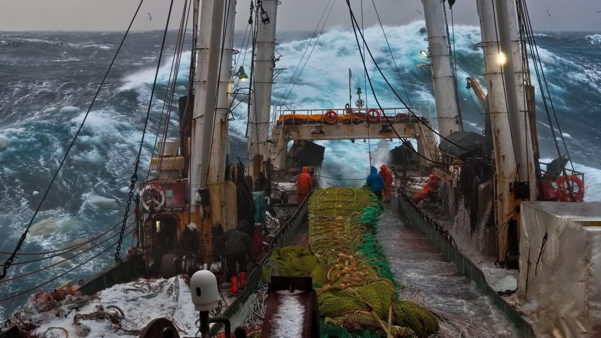 БМРТ В шторм Охотское море