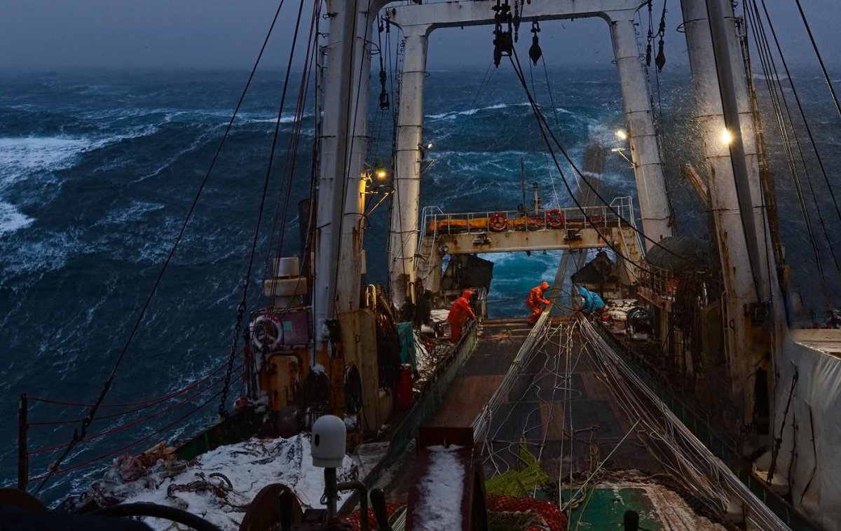 Охотское море шторм