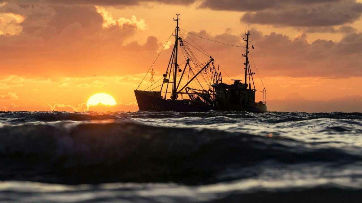 Балтийское море рыболовецкое судно