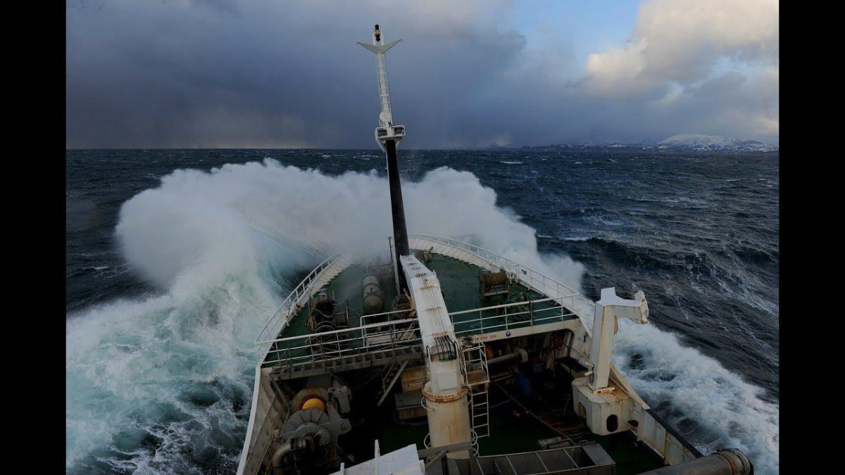 Шторм остров Кунашир