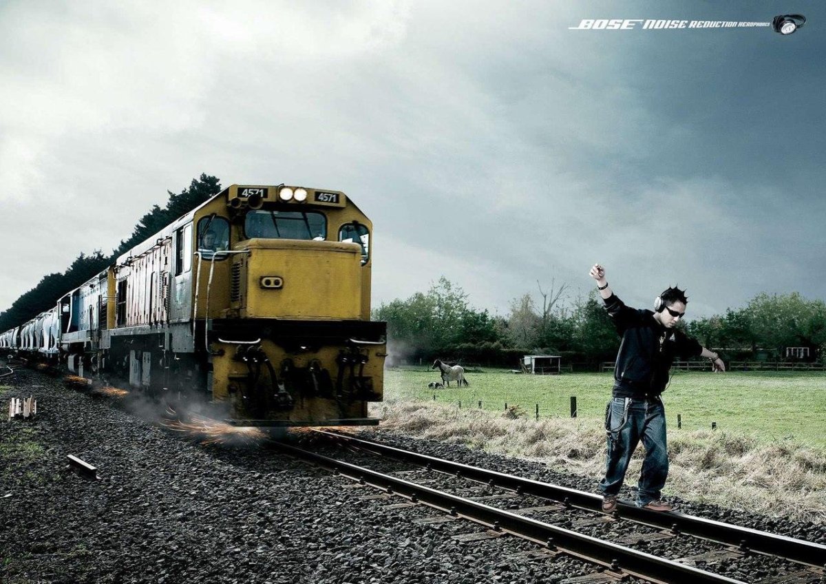 Человек на рельсах перед поездом