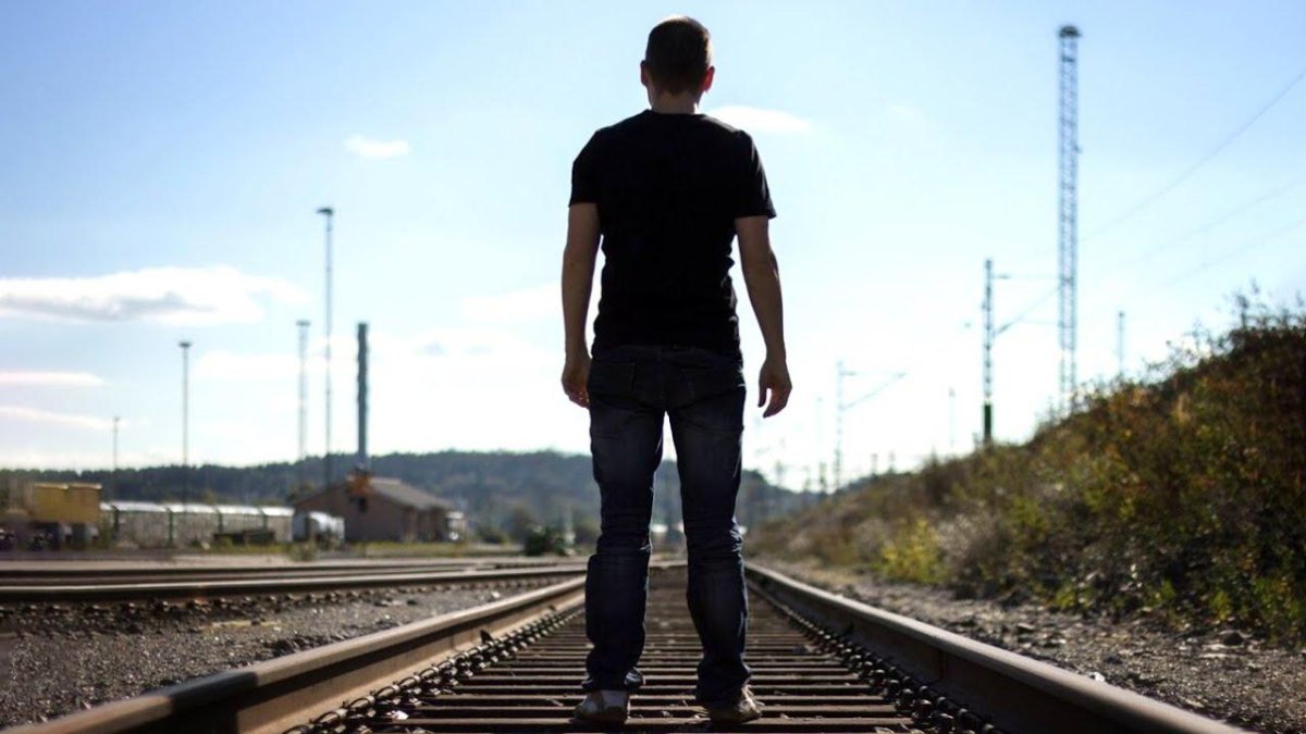 Парень на железной дороге