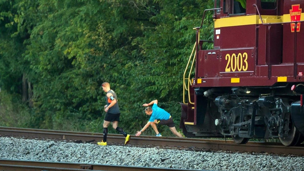 Поезд наезжает на человека