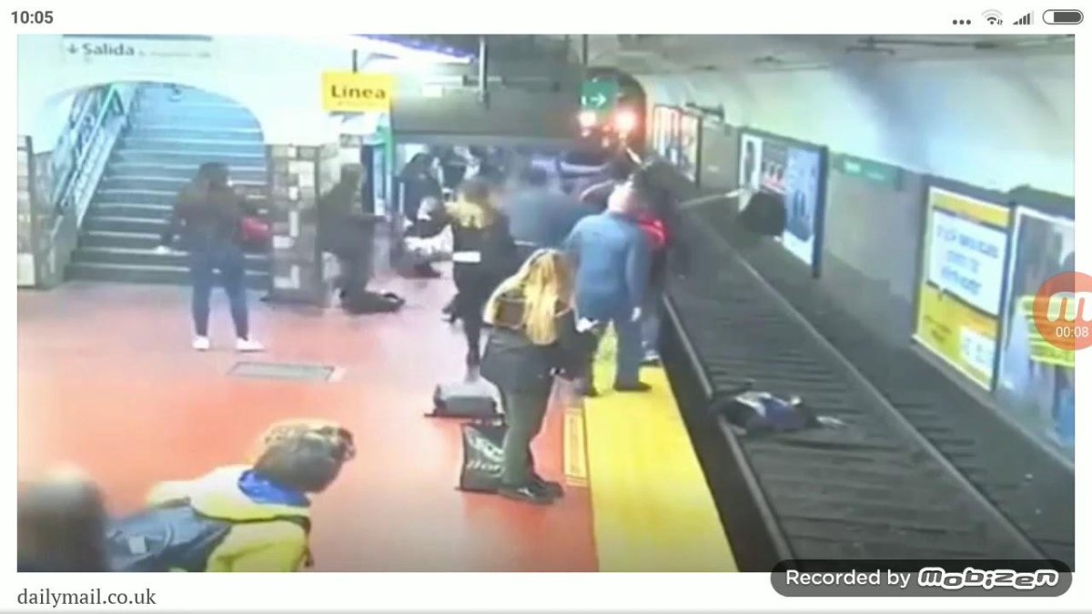 Человек упал на рельсы в метро