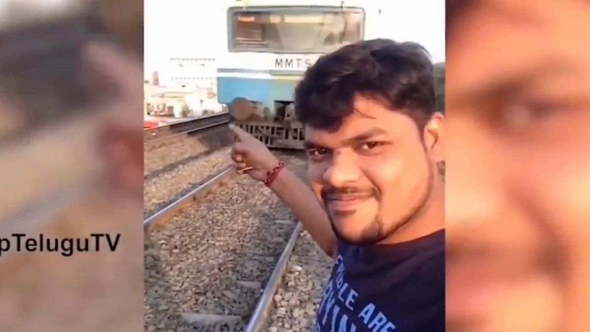 Индус селфи с поездом