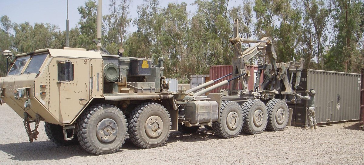 Тягач Oshkosh m1075
